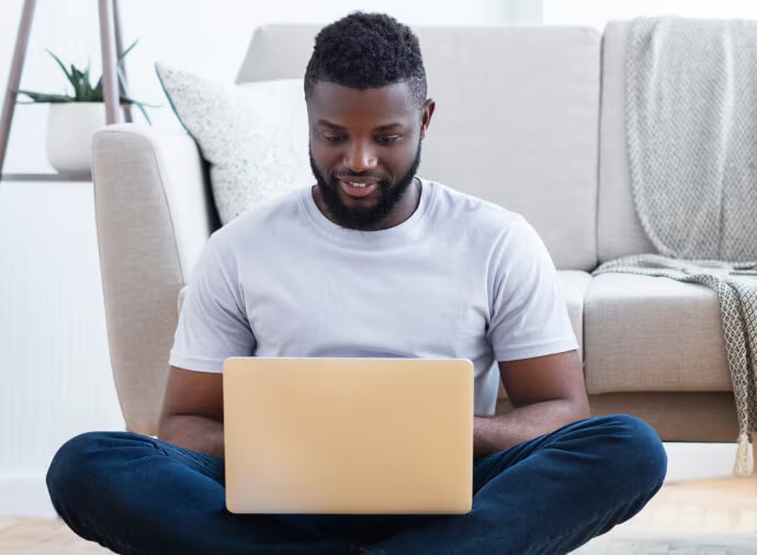 Man zit met een laptop